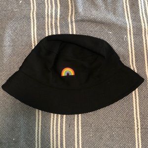 Black bucket hat with rainbow icon